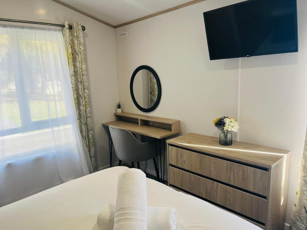 Honey Bee Lodge With Hot Tub 约克 外观 照片